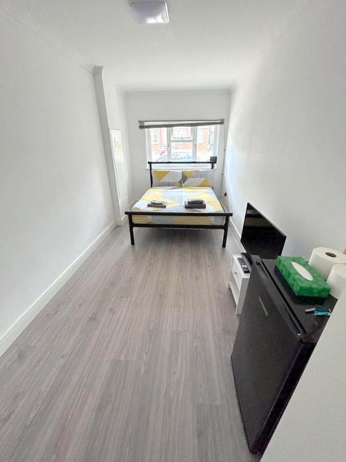 New Florence Rooms Митчам Экстерьер фото